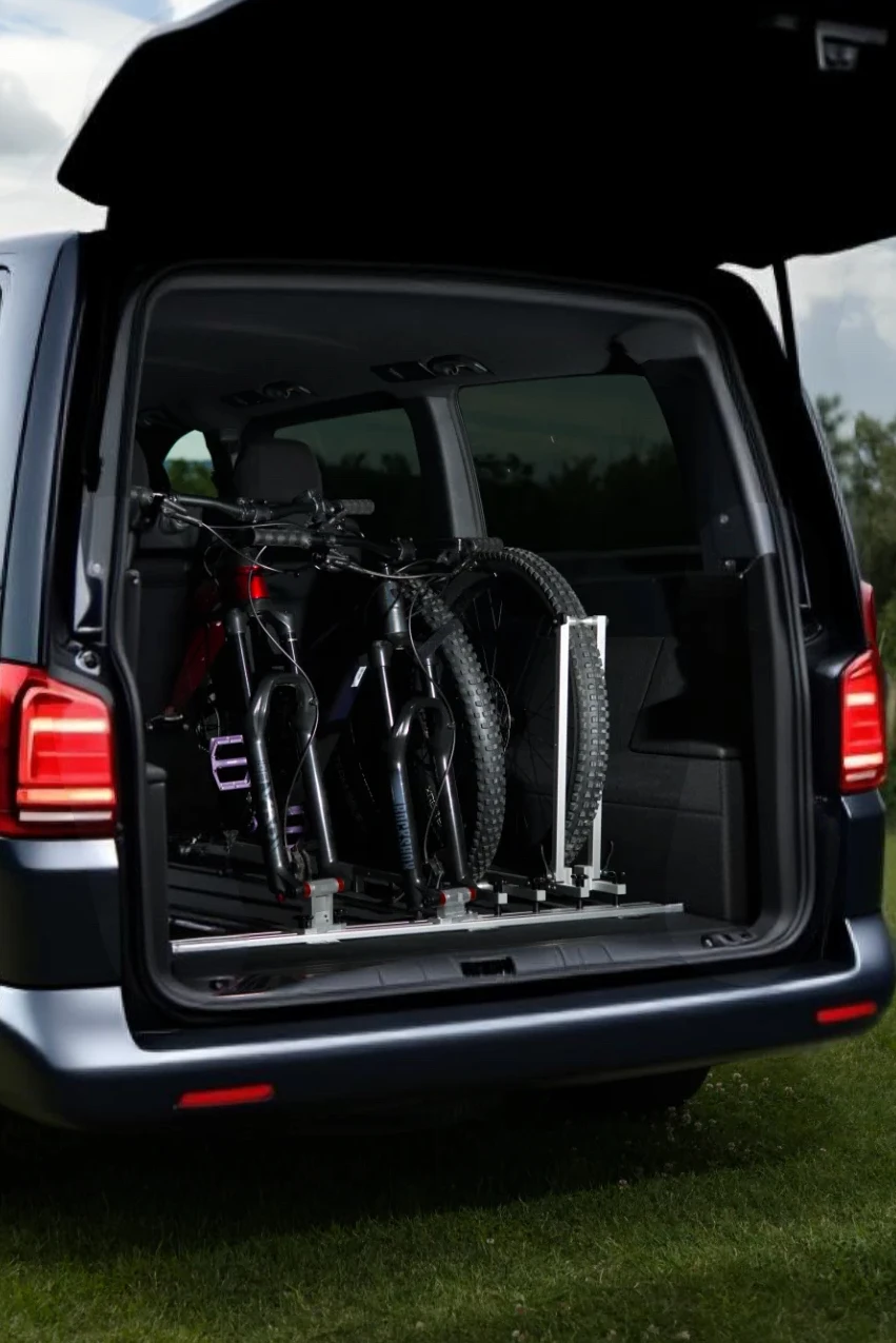 Szyna do przewozu rowerów w Volkswagen T5/T6/T6.1 Multivan, Caravelle, Transporter, California – 1 rowek + zestaw montażowy